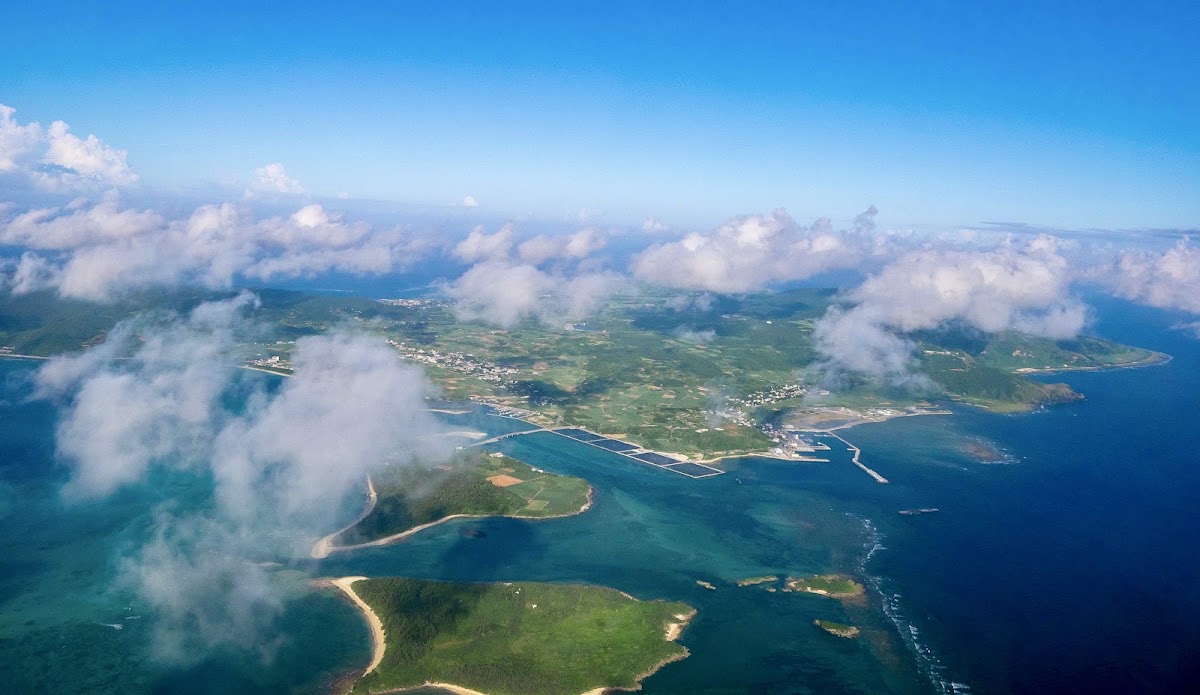 久米島鳥瞰空拍圖，藍天白雲與綠島