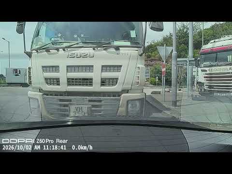 車CAM直擊 - 屯赤迴旋處 貨櫃車撞路牌