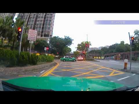 車CAM直擊 - 屯門鄉事會路 私家車衝燈與的士相撞