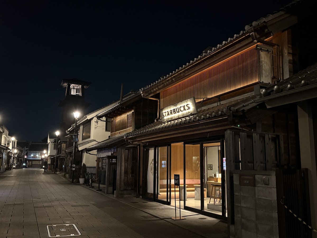 夜晚打燈的川越星巴克與老街街景