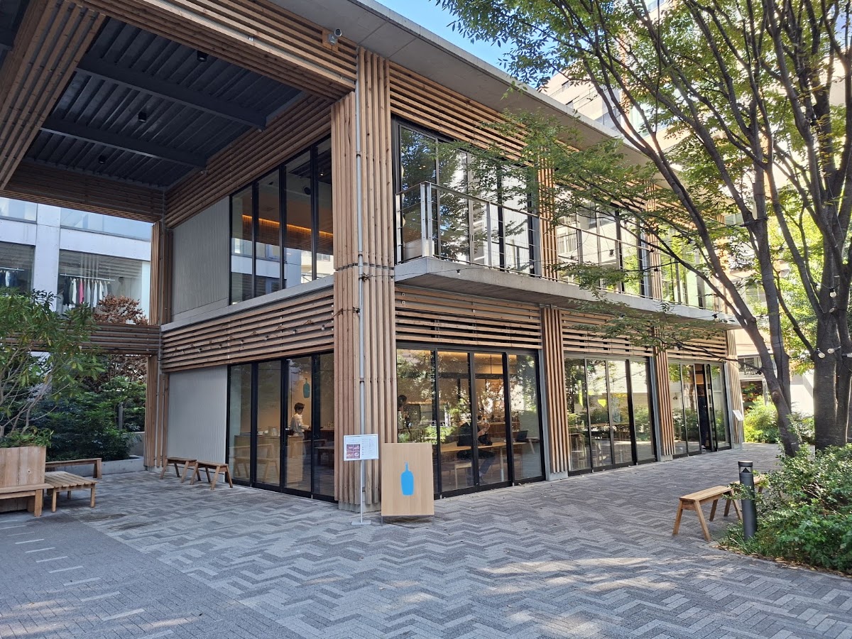 藍瓶咖啡館建築外觀與綠樹大景