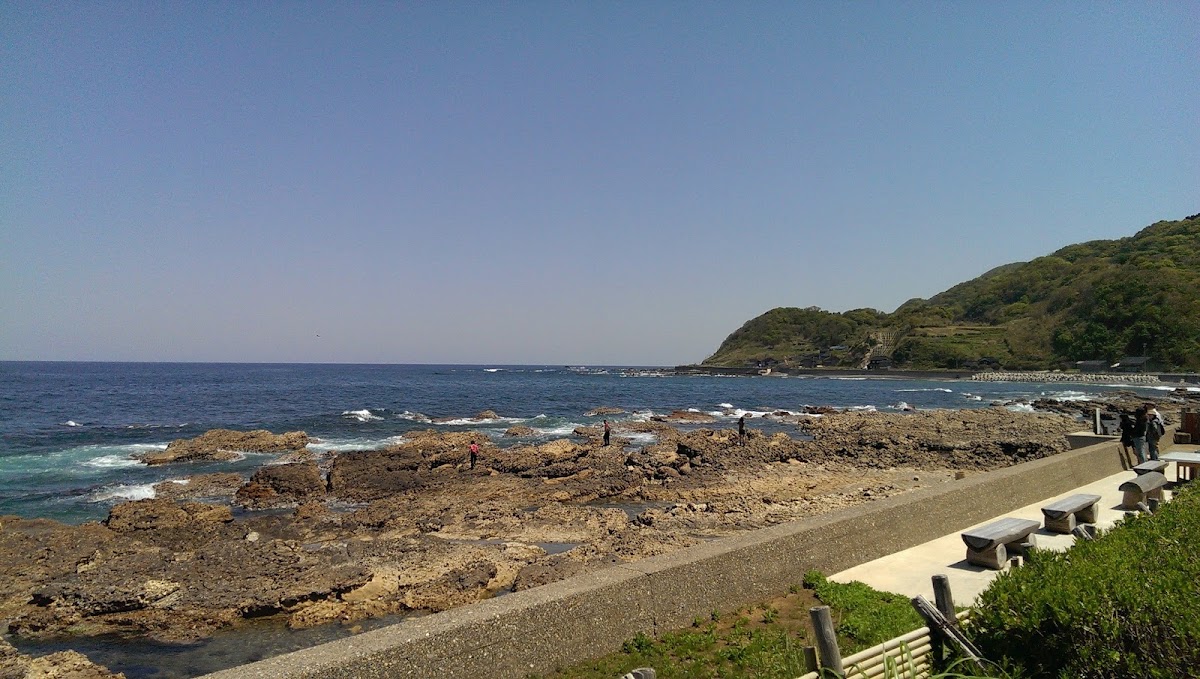 沿海岩岸與遠方山景的蔚藍風光