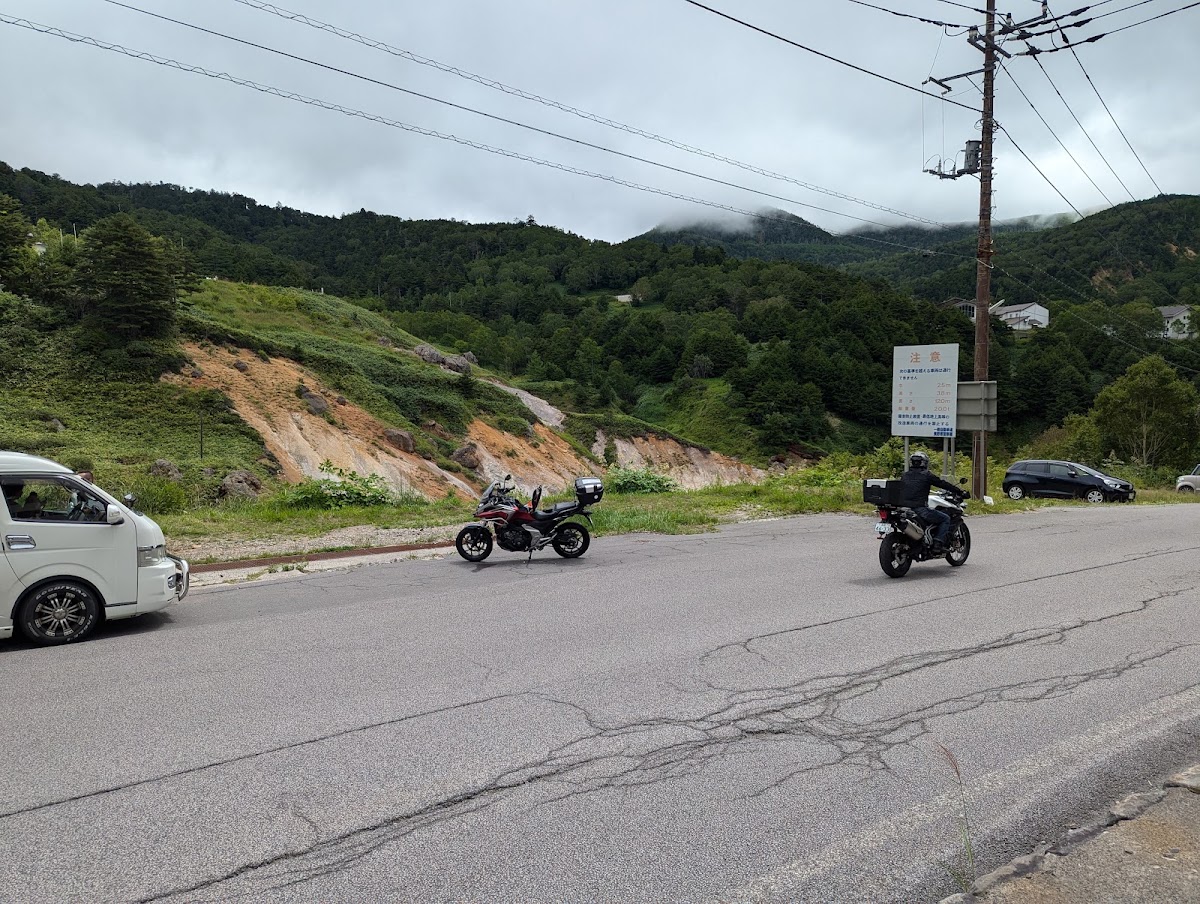 馬路邊的機車與遠山風景