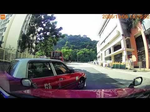 車CAM直擊 - 的士阿叔打右燈埋路邊 睇都唔睇就轉入邨仲笑騎騎