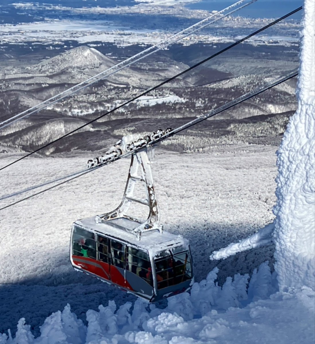 空中纜車行駛於雪山景致中
