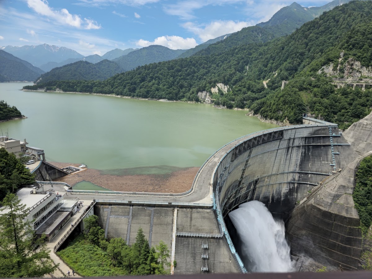 俯瞰黑部水庫與山景