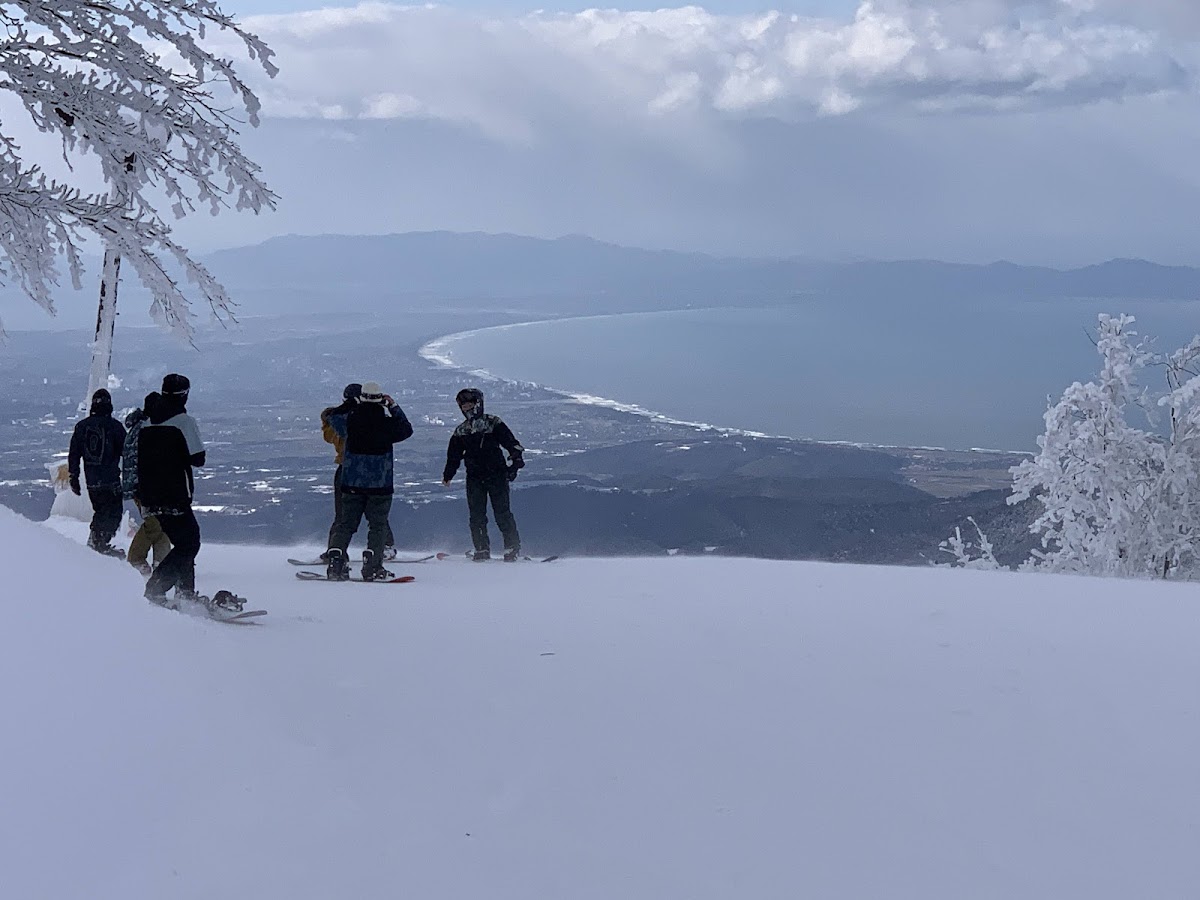 雪道上眺望海景的滑雪客