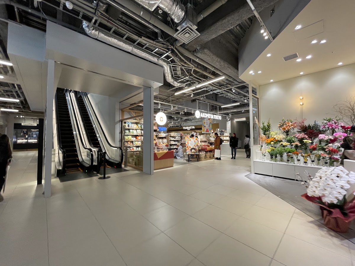 商場內部的電扶梯與花店