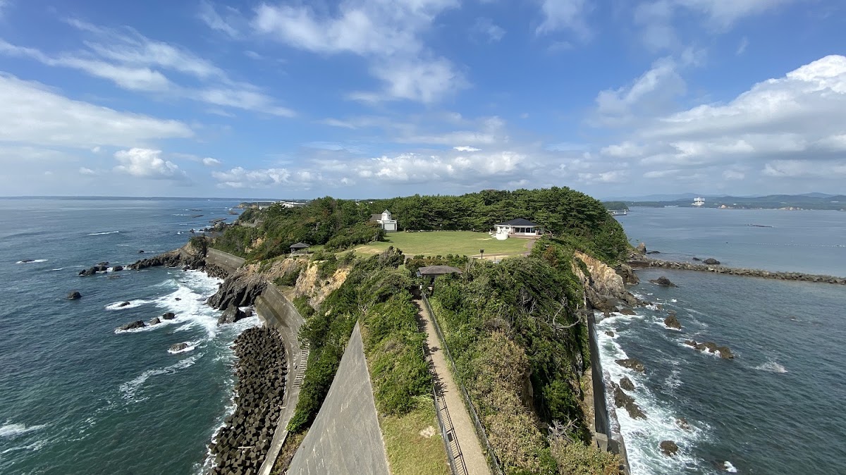 從高空俯瞰燈塔周邊與海岬全景