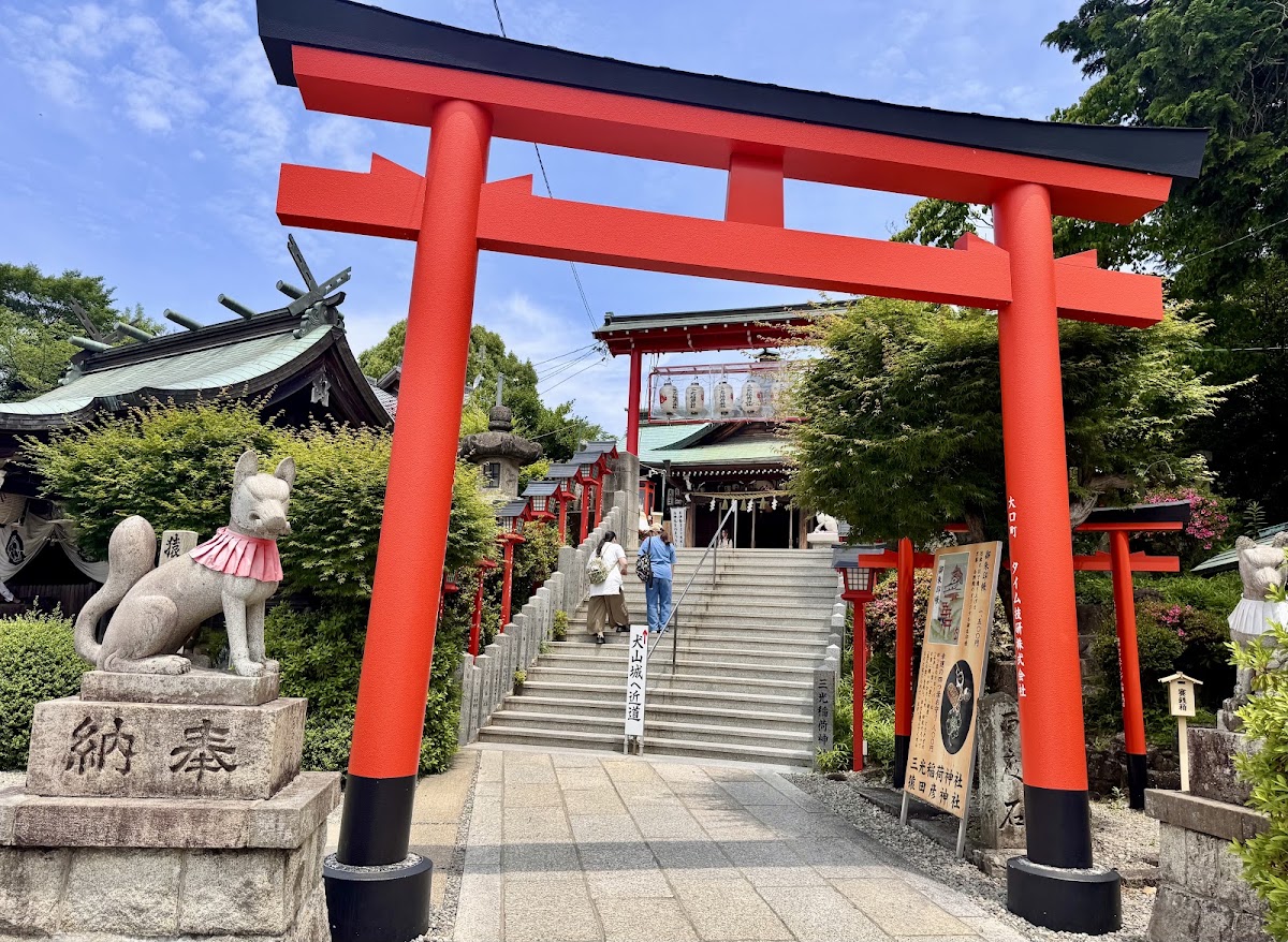 三光稻荷神社參道與石階