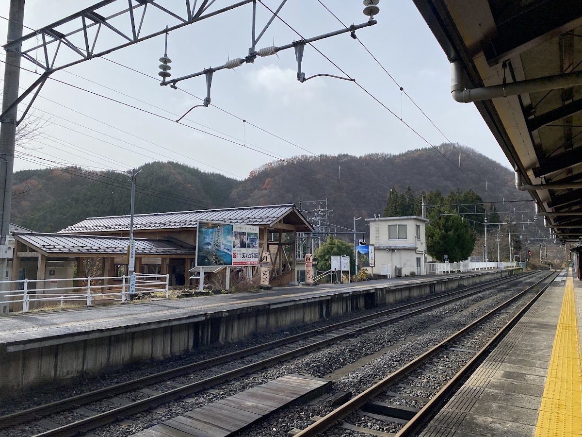 作並車站月台與壯闊山巒風景