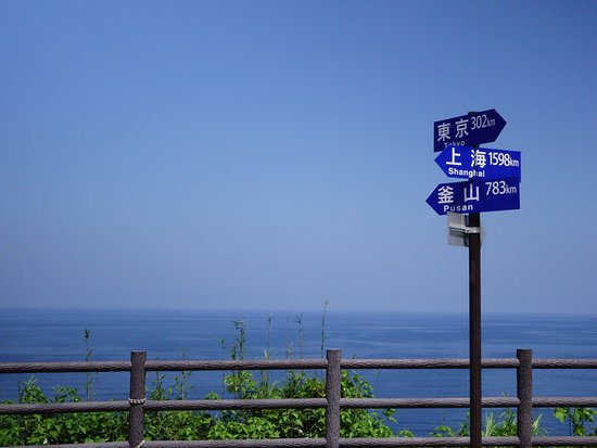 遠眺大海與距離指示牌