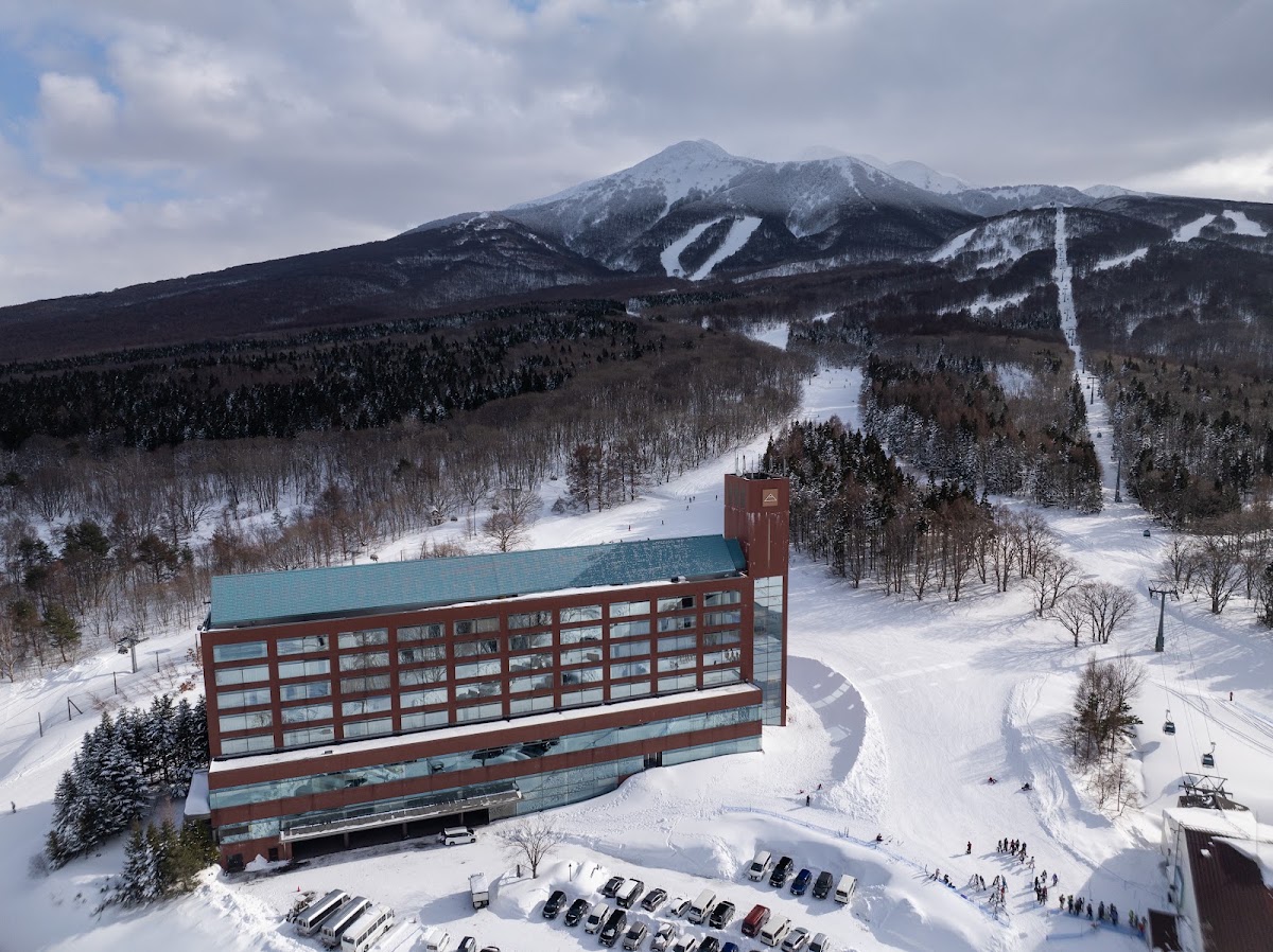 度假村與雪山高空俯瞰全景