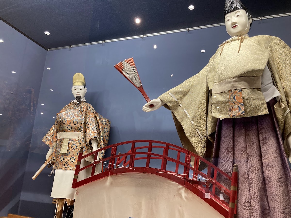 館內玻璃櫃展示的傳統木製人偶細節
