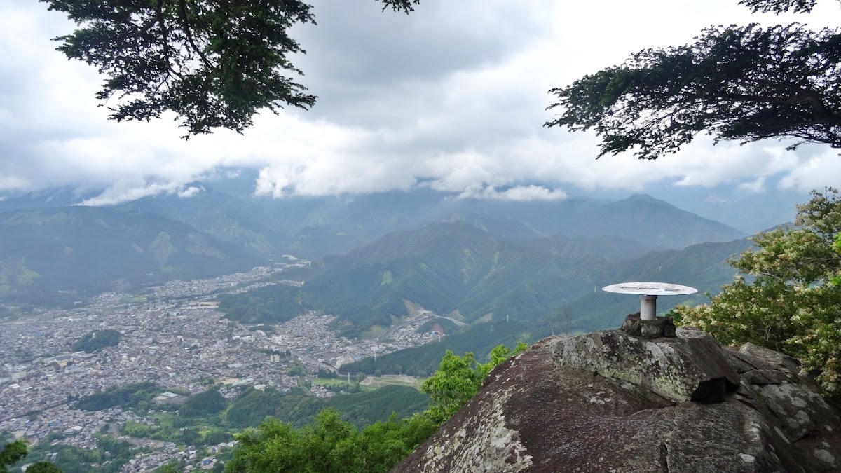 山頂俯瞰城鎮與雲霧山景