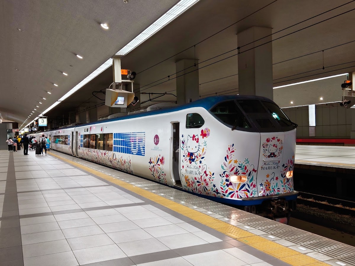 停靠在月台的Hello Kitty彩繪列車