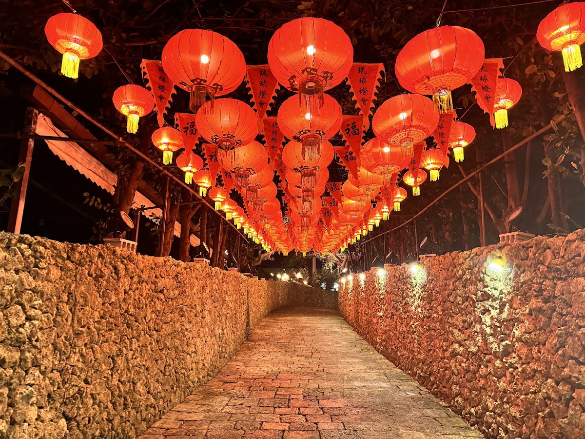 夜晚點燈的紅燈籠步道