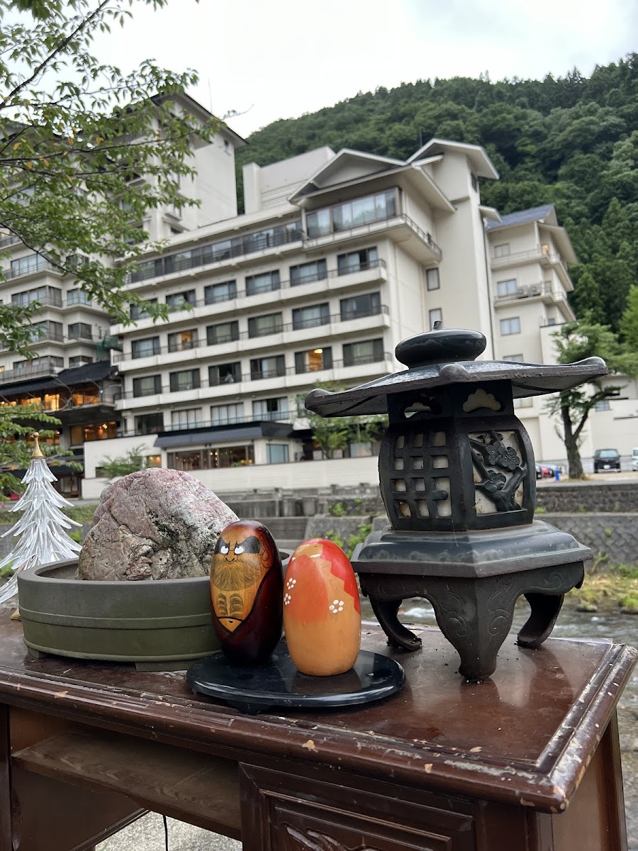 桌上的燈籠、不倒翁與溫泉飯店