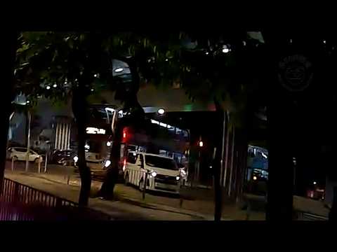 車CAM直擊 - 貨Van睇都唔睇就倒後 巴士捱撞 帝庭軒巴士總站