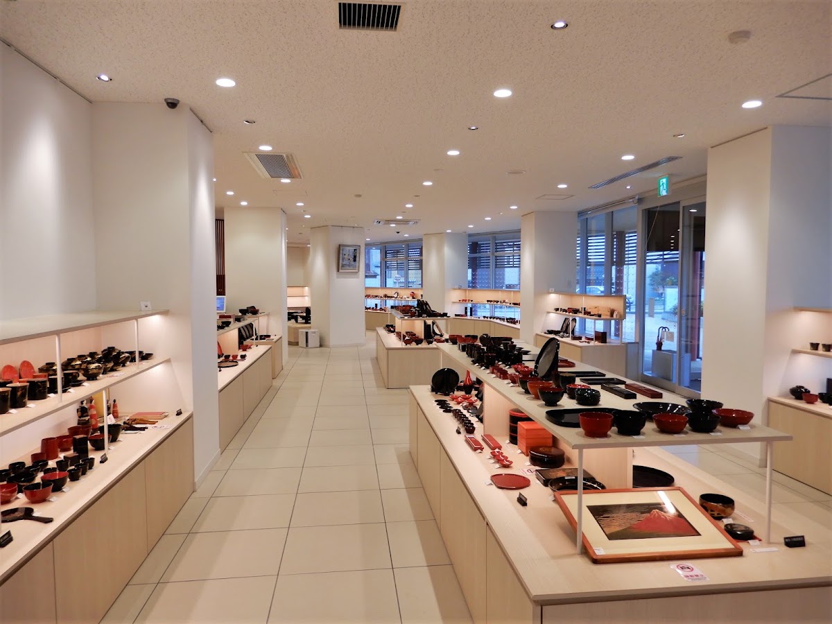 明亮的館內商品展示販售區