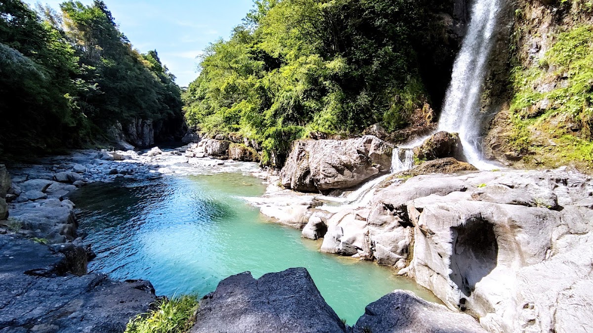 綿ヶ滝水潭與溪谷岩石橫式景觀