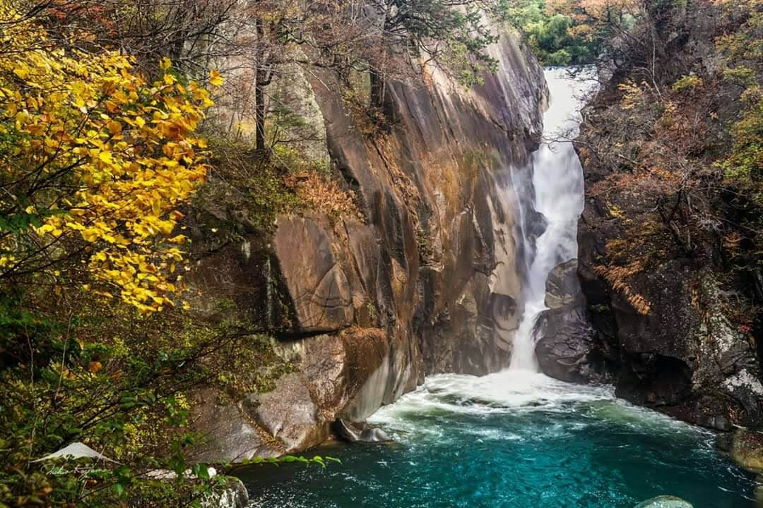 秋意濃郁的山谷瀑布風景
