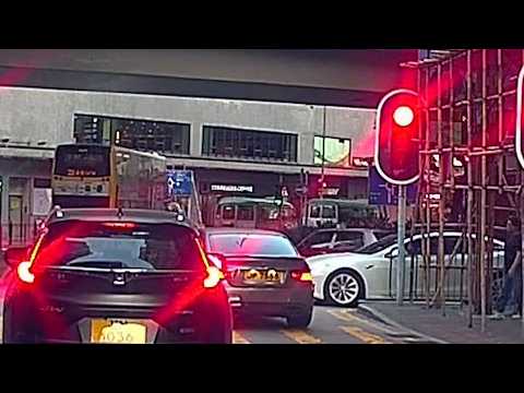 車CAM直擊 - 博文街寶馬衝紅燈險撞飛電單車 26司機嬲爆爆落車怒小