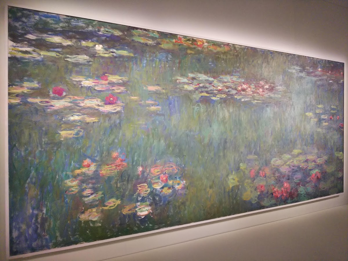 美術館內莫內睡蓮畫作展示