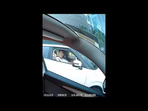 車CAM直擊 - 誰對誰錯？雙白前一路打燈都無位入線上橋，後車不滿開窗鬧人