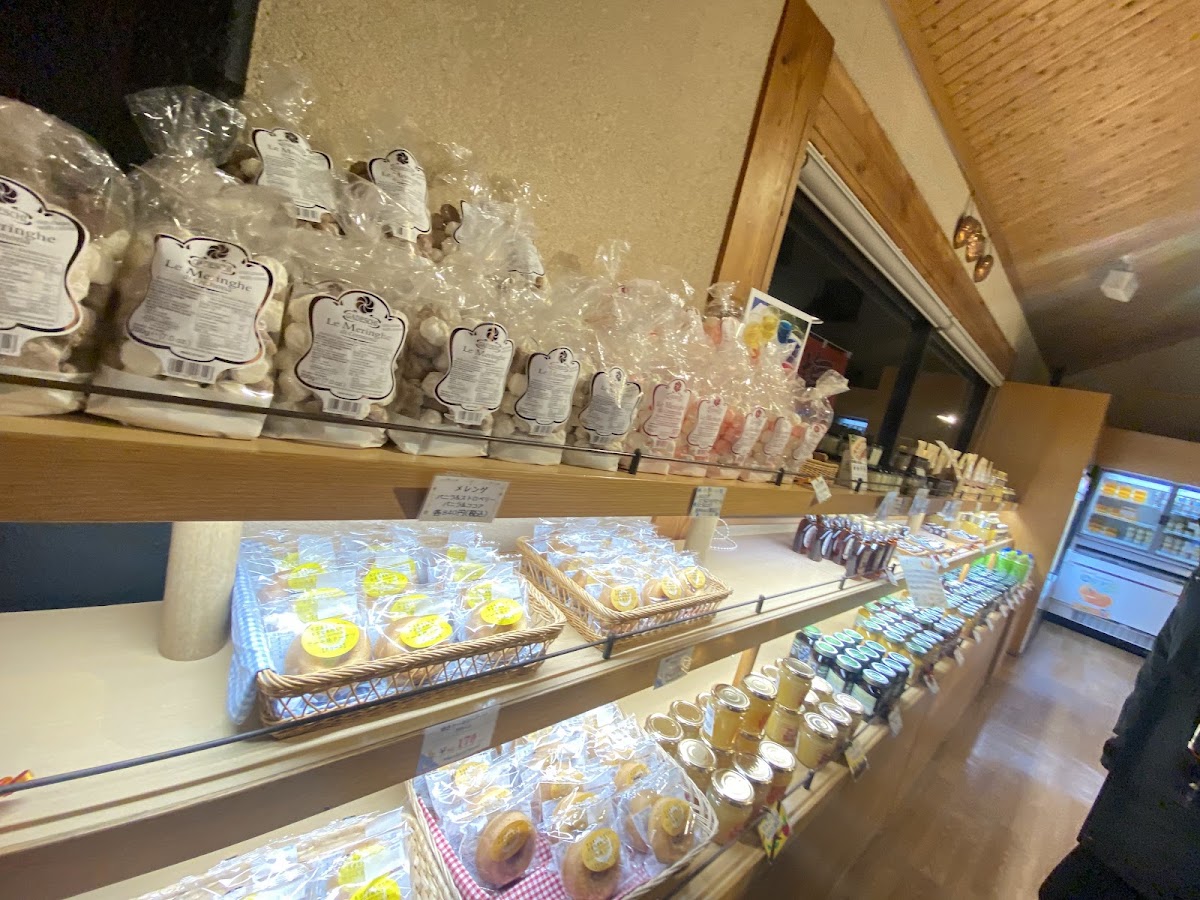 店內販售的包裝餅乾與商品