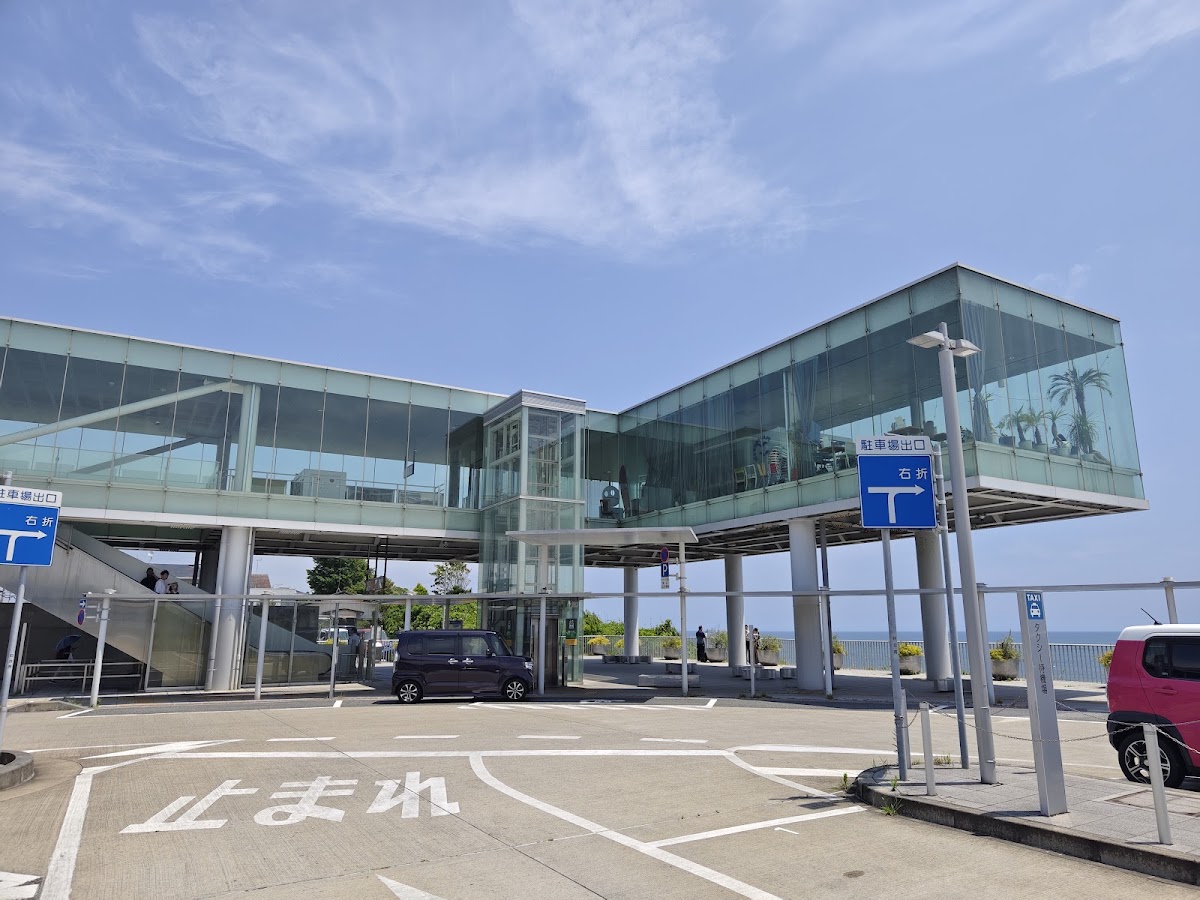 晴空下日立車站的現代化外觀