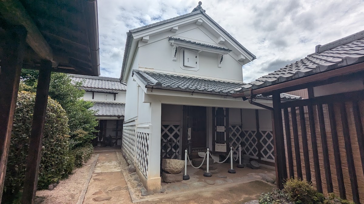 舊磯部家住宅白色土藏與庭院小徑外觀