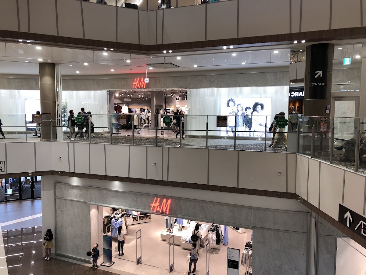 商場室內中庭與店家