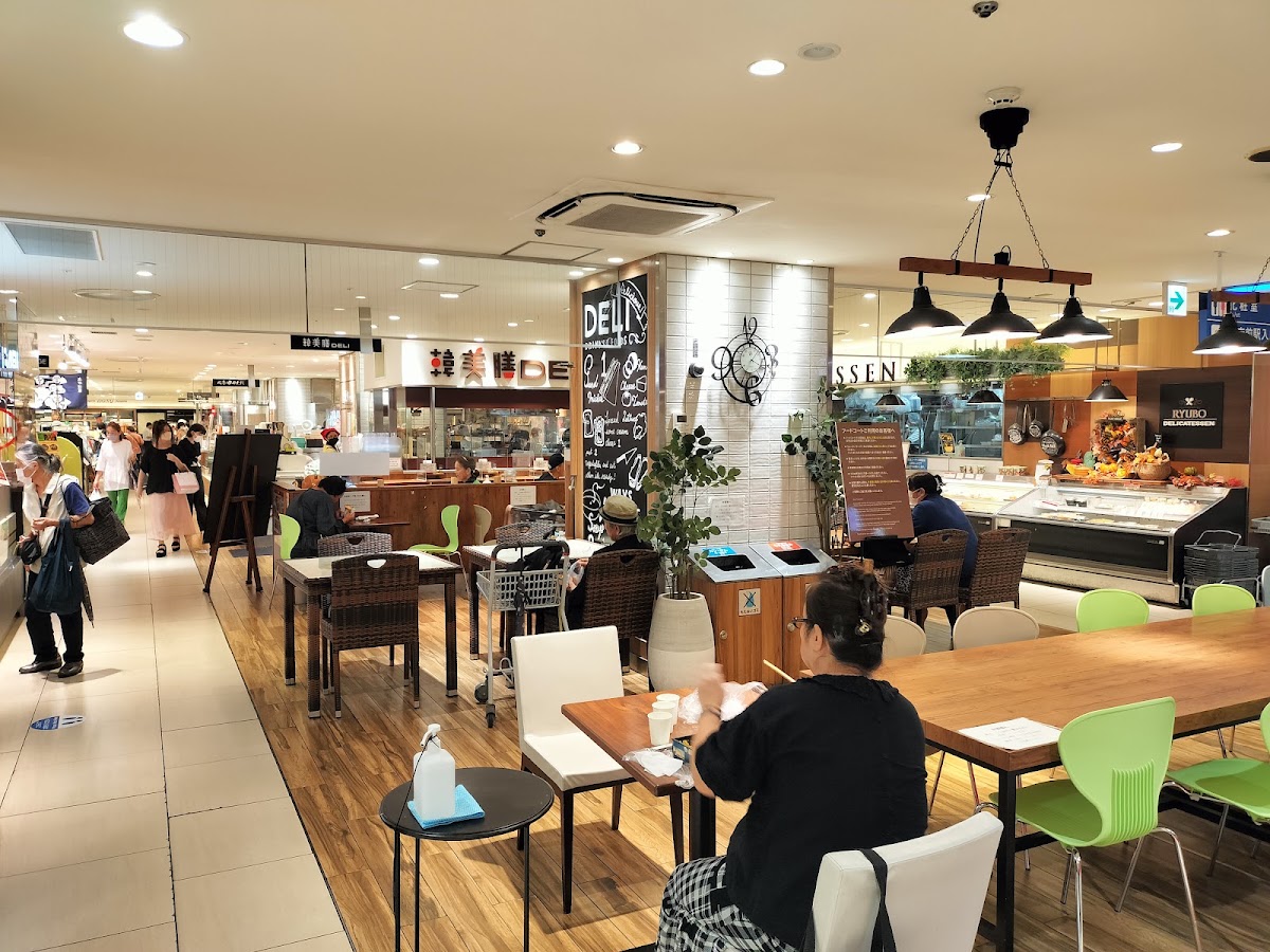 商場美食街座位區與店家櫃位