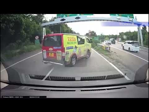 車CAM直擊 - PB2013 文記醬油貨Van危險駕駛 高速公路停定打橫行