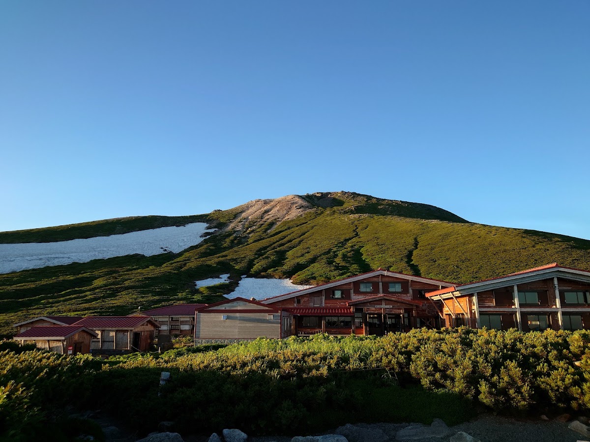 白山山屋與遠方積雪山頭