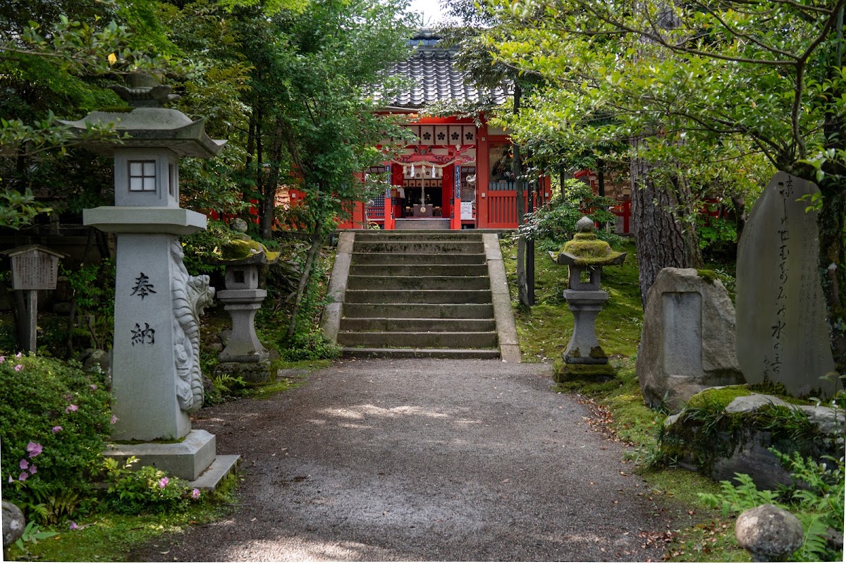 通往神社的石階小徑