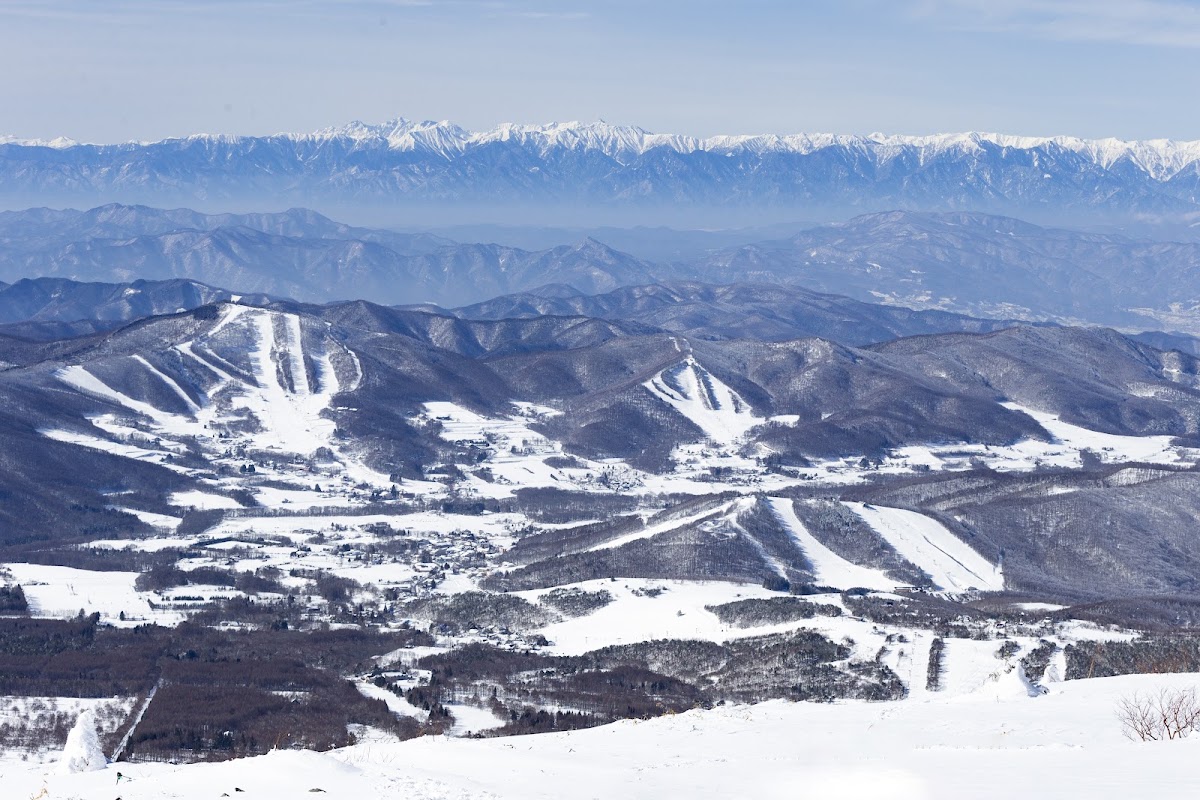 遠眺雪山與山谷雪景風貌