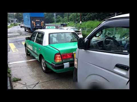 車CAM直擊 - 屯門蝴蝶灣龍門路 貨Van燈位收掣不及撞的士