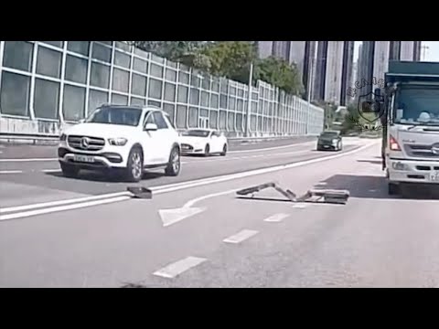 車CAM直擊 - 邊個跌咗條泵把係吐露港路中心？好人Benz司機停車執埋一邊 #注意安全