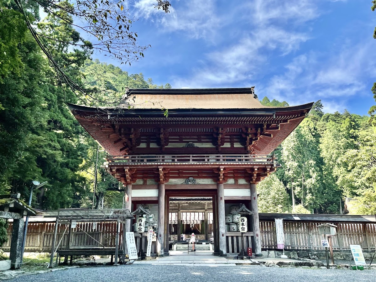 藍天白雲下的紅柱樓門