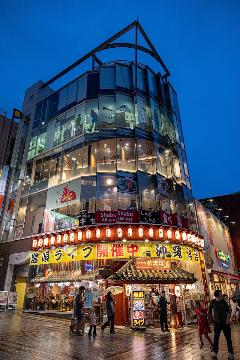夜晚琉球料理建築外觀