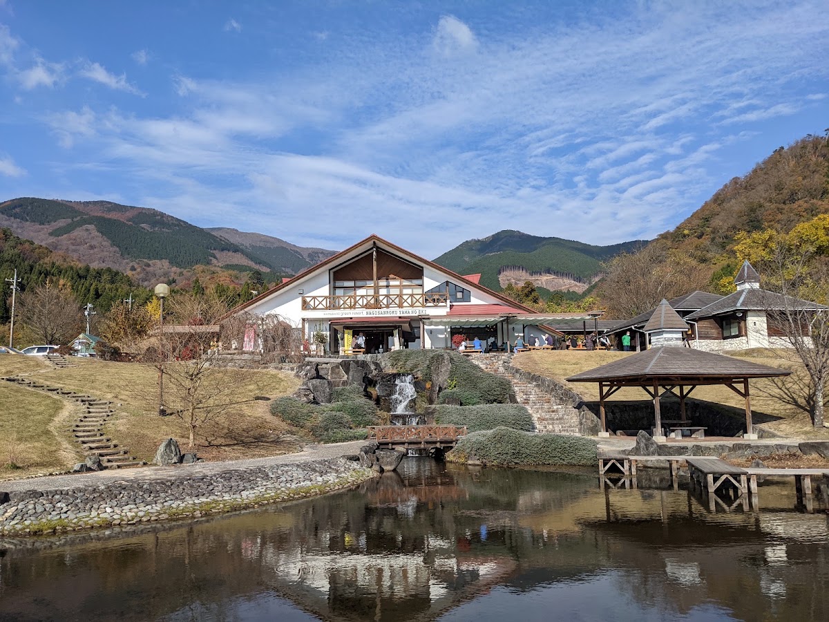 晴朗藍天下的主建築與水池風景