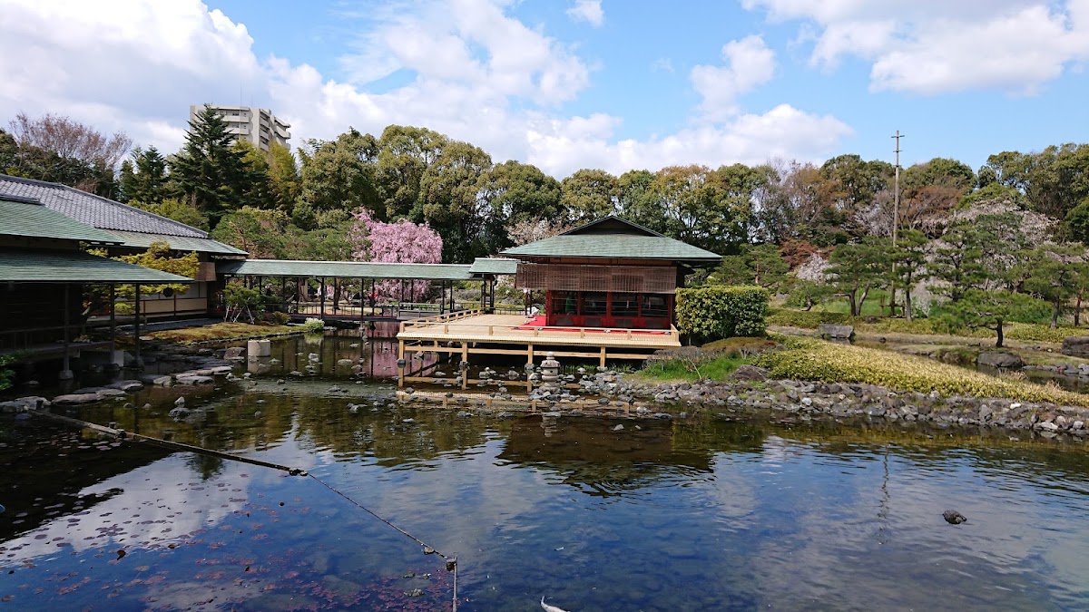 白鳥庭園日式建築與池塘大景