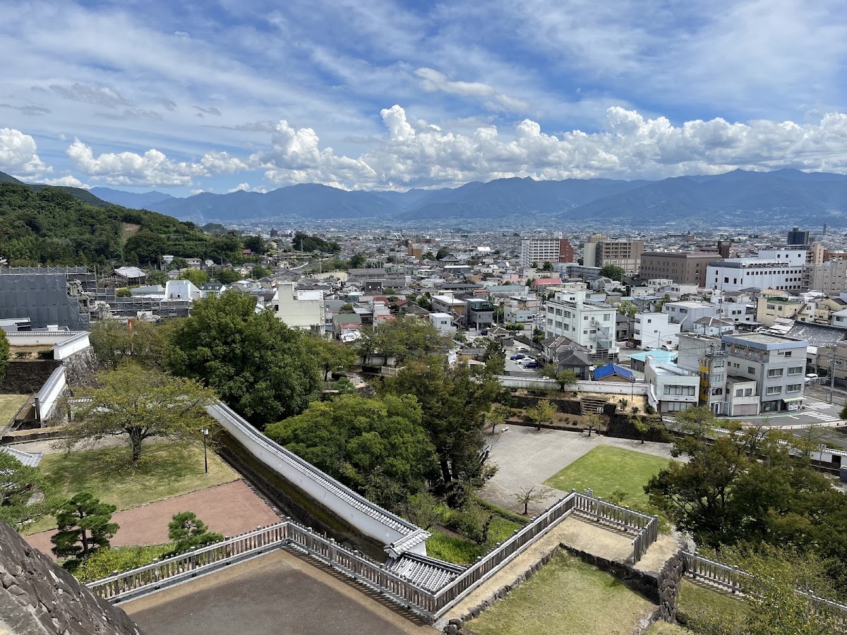 甲府城遠眺城市與群山大景