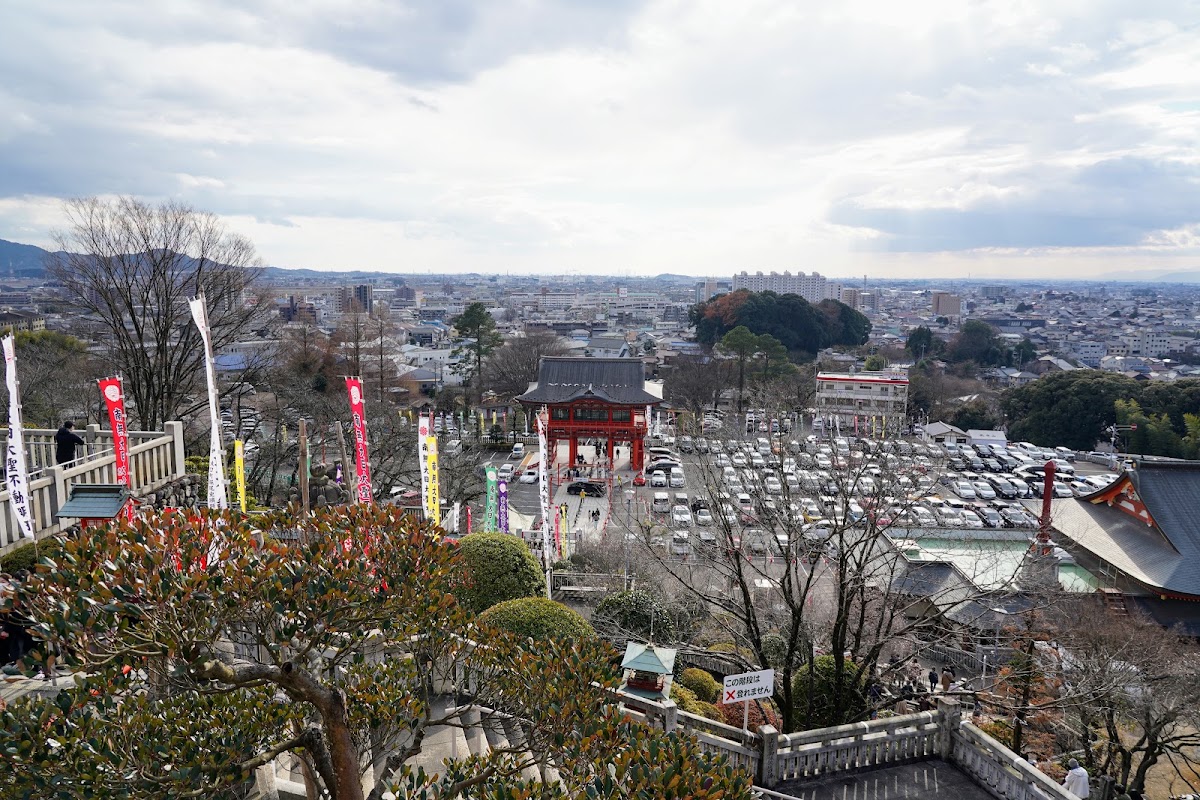 高處俯瞰寺廟與寬敞停車場