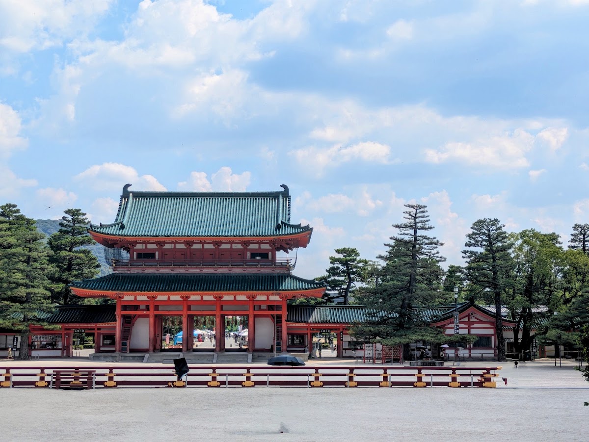平安神宮遠景與廣場藍天