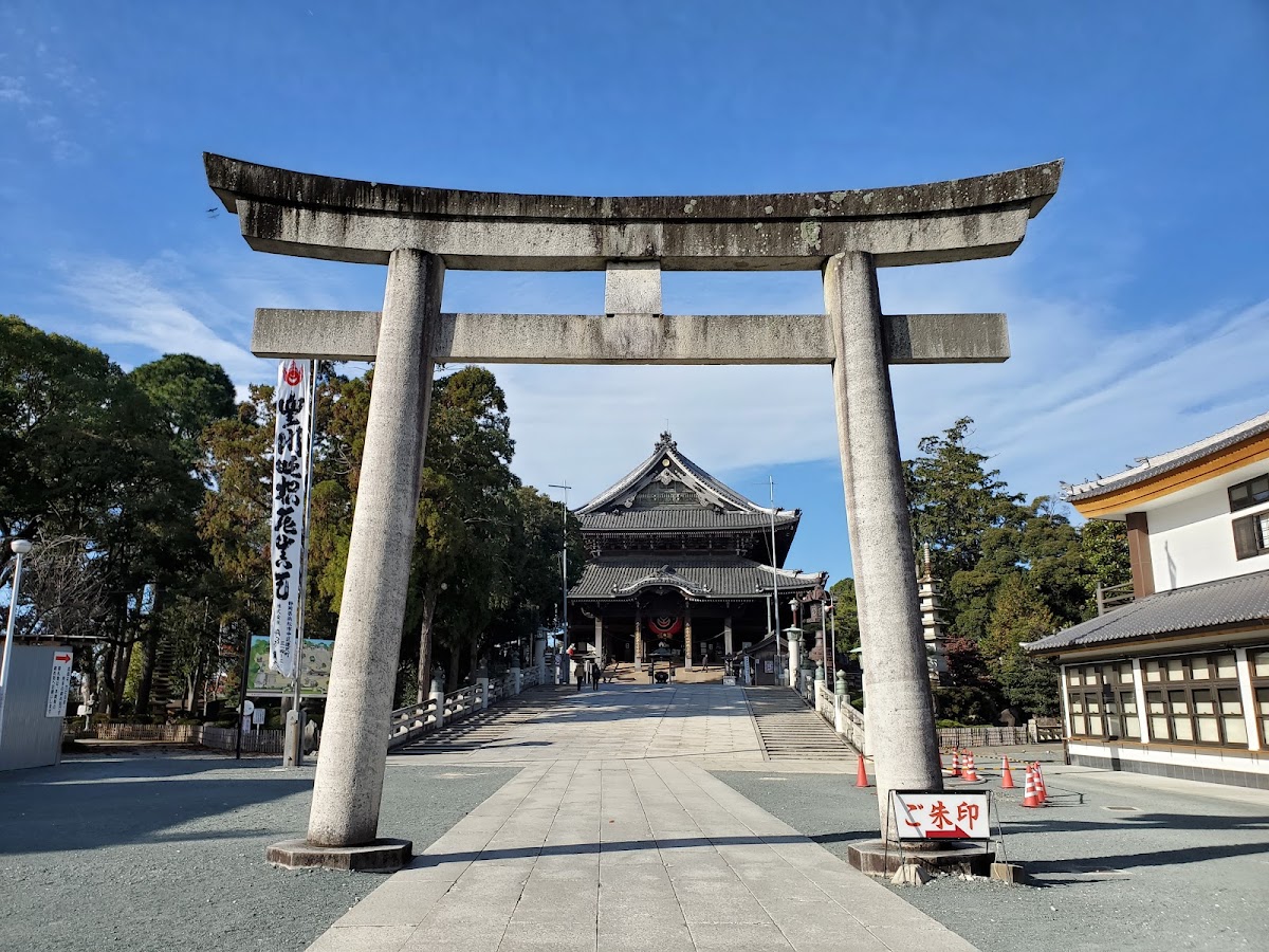 石鳥居與寺廟建築