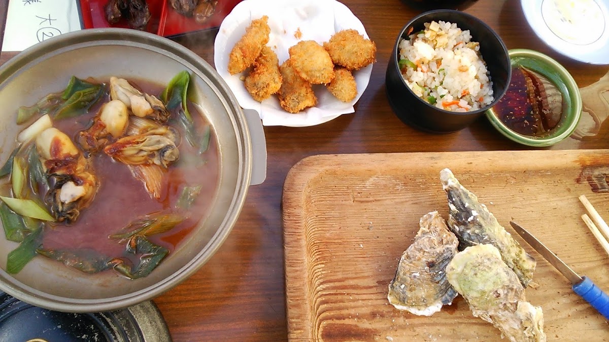 桌上豐盛的牡蠣大餐料理