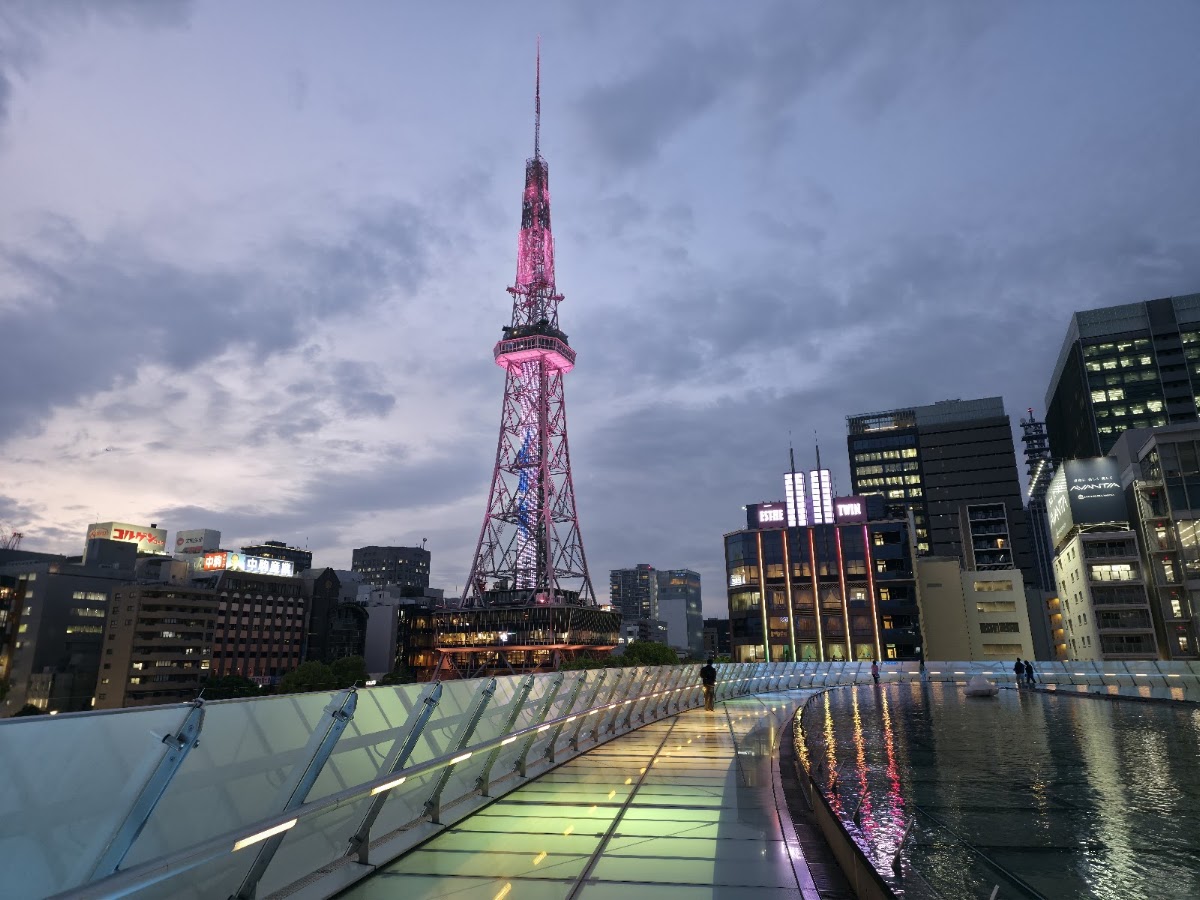 黃昏時刻粉紫色的電視塔與水池走道